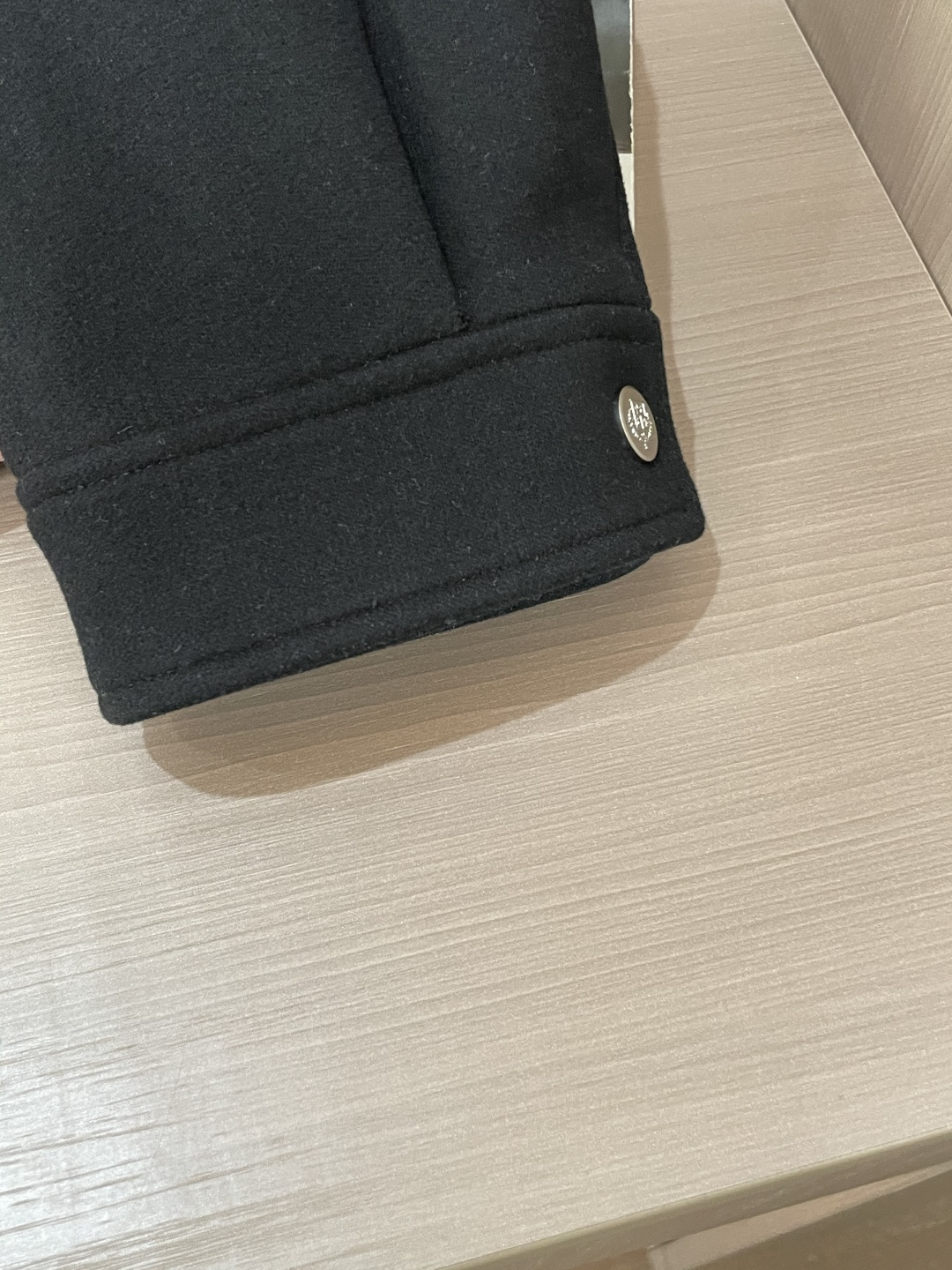 lP🆕 秋冬新品夹克外套 纯黑主调利落大气，工装风大口袋设计兼具实用性与造型感，金属纽扣与品牌小标细节，