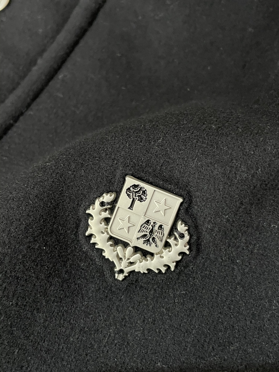 lP🆕 秋冬新品夹克外套 纯黑主调利落大气，工装风大口袋设计兼具实用性与造型感，金属纽扣与品牌小标细节，