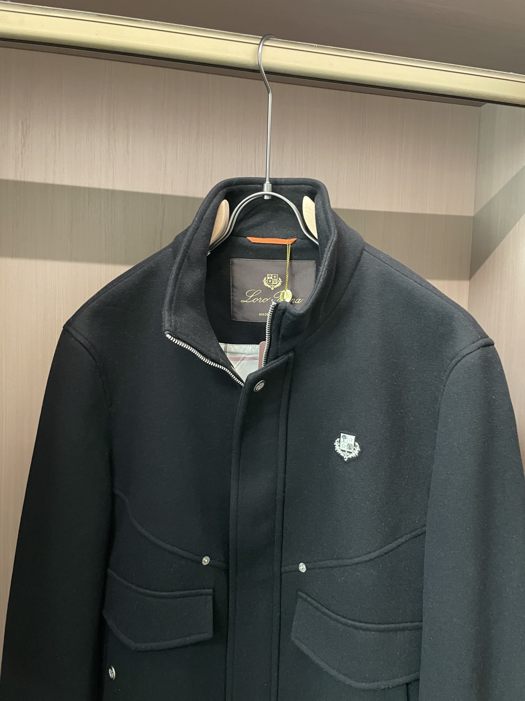lP🆕 秋冬新品夹克外套 纯黑主调利落大气，工装风大口袋设计兼具实用性与造型感，金属纽扣与品牌小标细节，
