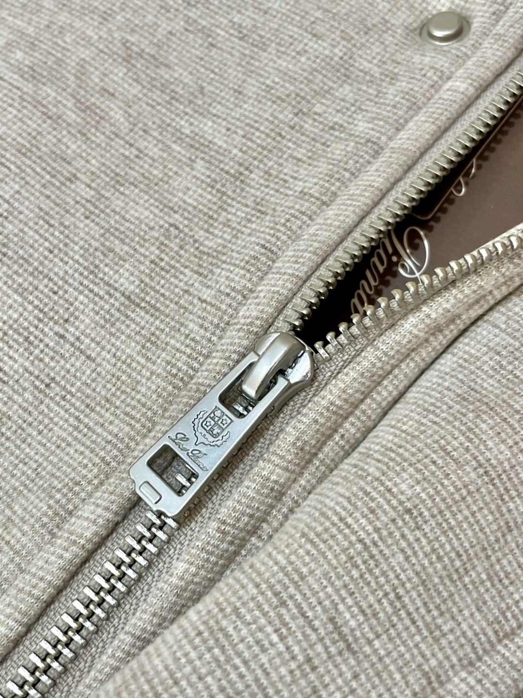 lP🆕 秋冬新品 浅灰色调自带温柔质感，工装大口袋设计保留了硬朗腔调，品牌小标细节在简约中暗藏精致；立领