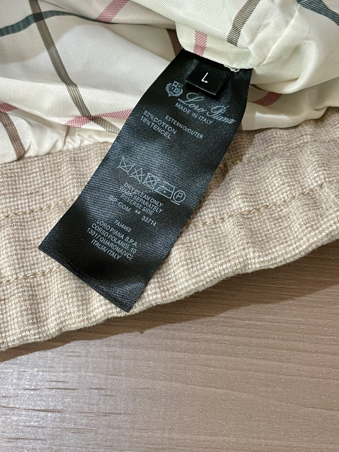 lP🆕 秋冬新品 浅灰色调自带温柔质感，工装大口袋设计保留了硬朗腔调，品牌小标细节在简约中暗藏精致；立领