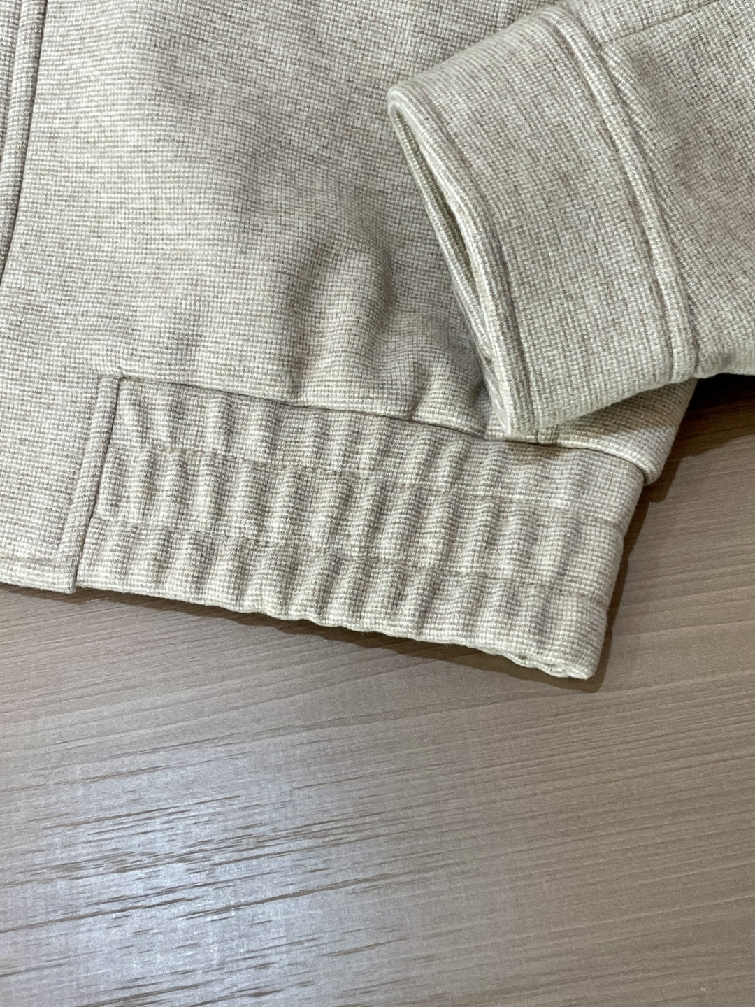 lP🆕 秋冬新品 浅灰色调自带温柔质感，工装大口袋设计保留了硬朗腔调，品牌小标细节在简约中暗藏精致；立领
