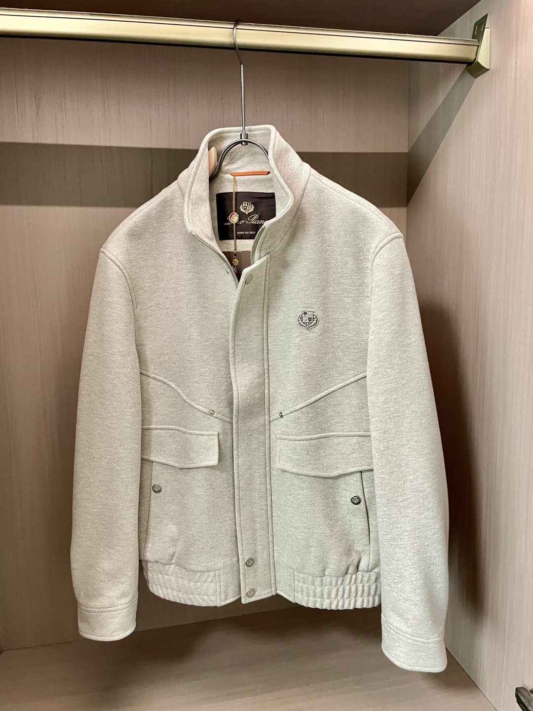 lP🆕 秋冬新品 浅灰色调自带温柔质感，工装大口袋设计保留了硬朗腔调，品牌小标细节在简约中暗藏精致；立领