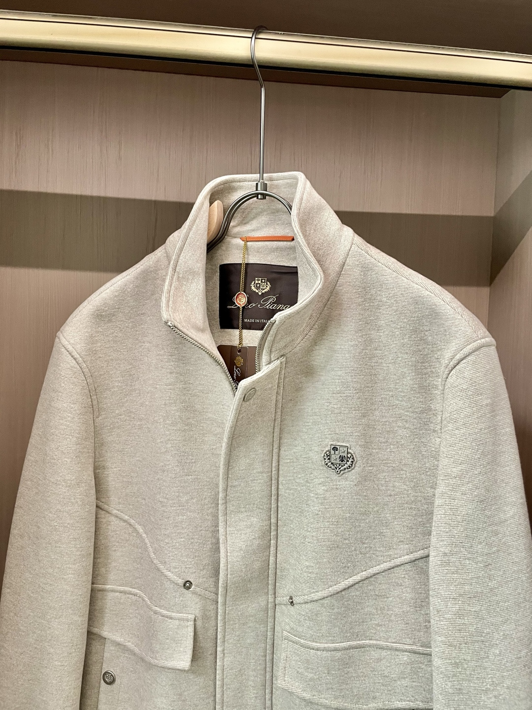 lP🆕 秋冬新品 浅灰色调自带温柔质感，工装大口袋设计保留了硬朗腔调，品牌小标细节在简约中暗藏精致；立领