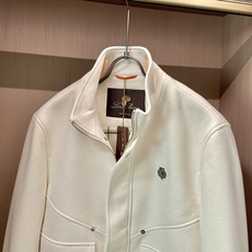 lP🆕 秋冬新品 米白色调自带温柔质感,工装大口袋设计保留了硬朗腔调,品牌小标细节在简约中暗藏精致;立领 lP🆕 秋冬新品 米白色调自带温柔质感,工装大口袋设计保留了硬朗腔调,品牌小标细节在简约中暗藏精致;立领