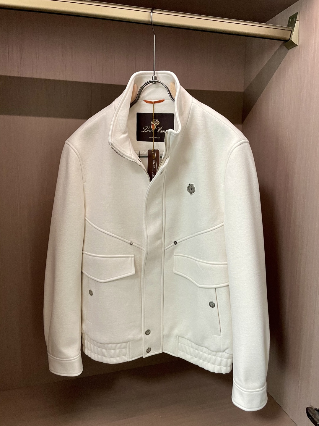 lP🆕 秋冬新品 米白色调自带温柔质感，工装大口袋设计保留了硬朗腔调，品牌小标细节在简约中暗藏精致；立领