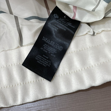 lP🆕 秋冬新品 米白色调自带温柔质感,工装大口袋设计保留了硬朗腔调,品牌小标细节在简约中暗藏精致;立领 lP🆕 秋冬新品 米白色调自带温柔质感,工装大口袋设计保留了硬朗腔调,品牌小标细节在简约中暗藏精致;立领