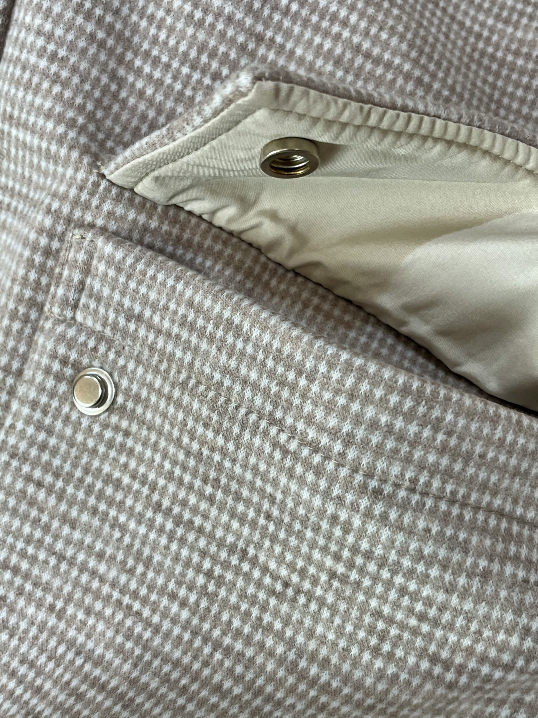 Kiton 2025秋冬新品外套夹克 细腻的格纹面料自带复古肌理，色调柔和高级；翻领设计利落有型，大口袋