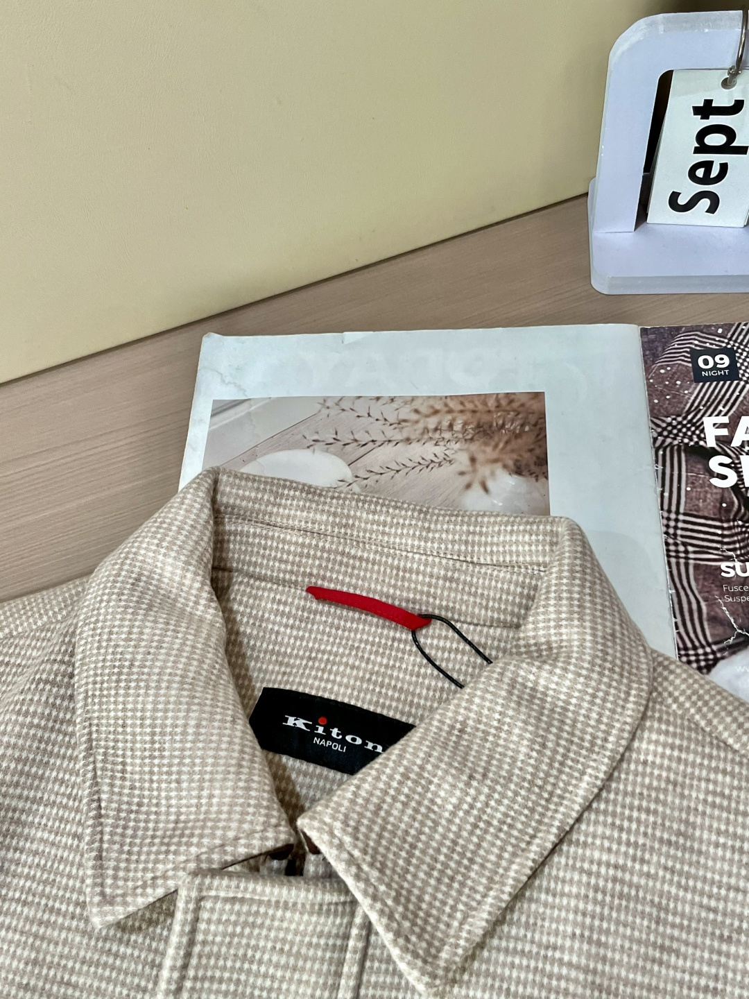 Kiton 2025秋冬新品外套夹克 细腻的格纹面料自带复古肌理，色调柔和高级；翻领设计利落有型，大口袋