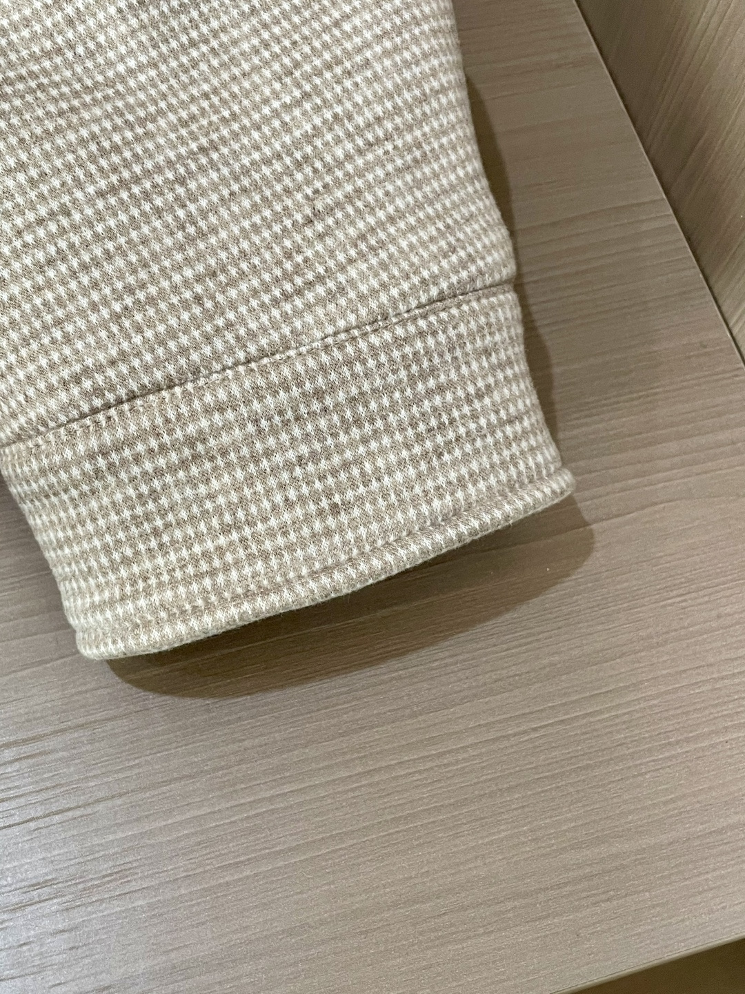 Kiton 2025秋冬新品外套夹克 细腻的格纹面料自带复古肌理，色调柔和高级；翻领设计利落有型，大口袋