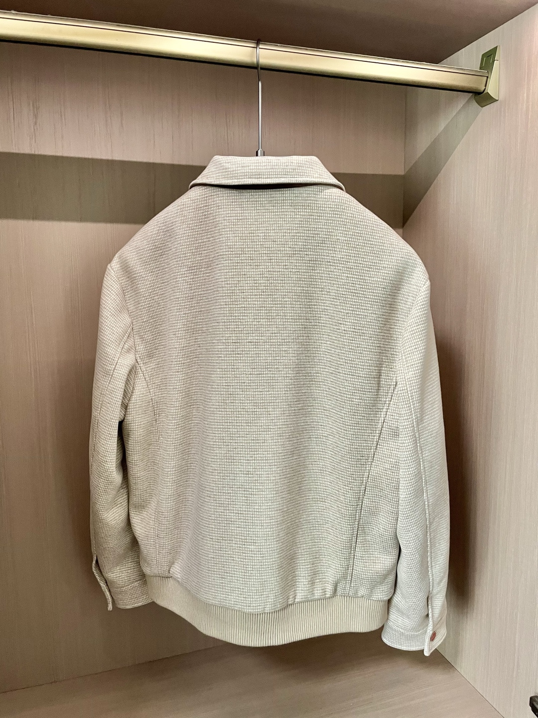 Kiton 2025秋冬新品外套夹克 细腻的格纹面料自带复古肌理，色调柔和高级；翻领设计利落有型，大口袋