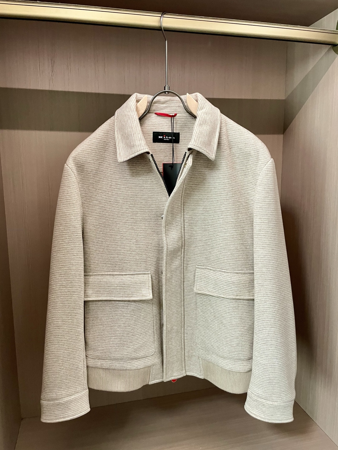 Kiton 2025秋冬新品外套夹克 细腻的格纹面料自带复古肌理，色调柔和高级；翻领设计利落有型，大口袋