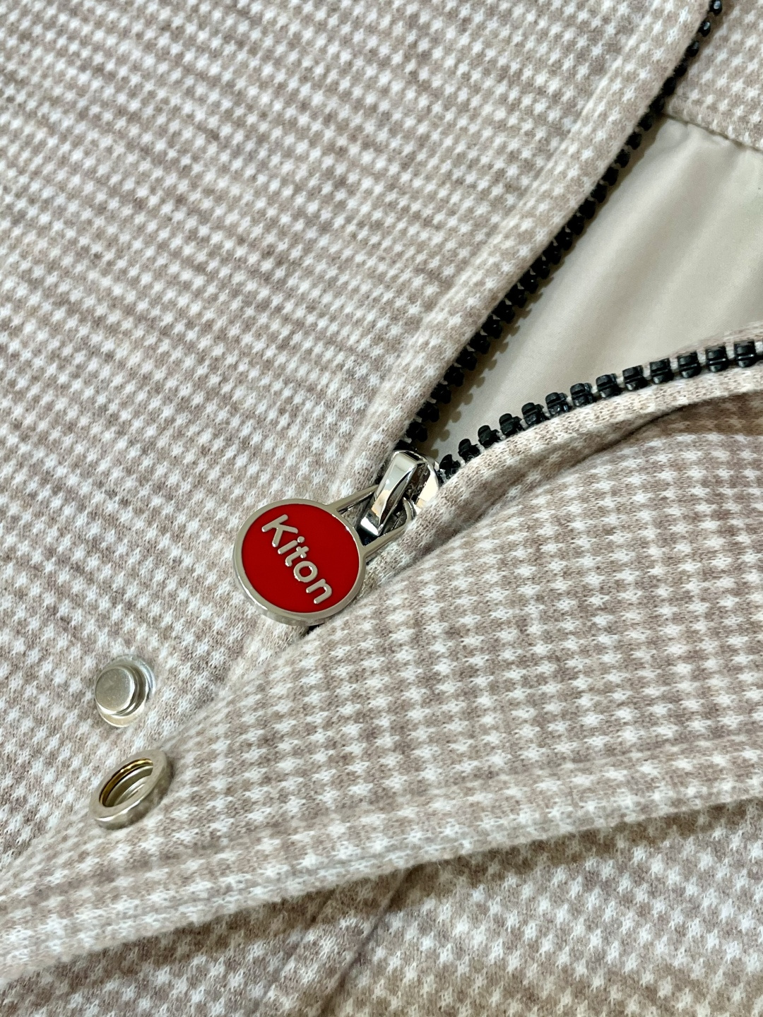 Kiton 2025秋冬新品外套夹克 细腻的格纹面料自带复古肌理，色调柔和高级；翻领设计利落有型，大口袋