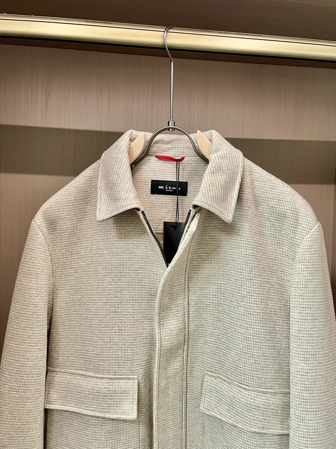 Kiton 2025秋冬新品外套夹克 细腻的格纹面料自带复古肌理，色调柔和高级；翻领设计利落有型，大口袋