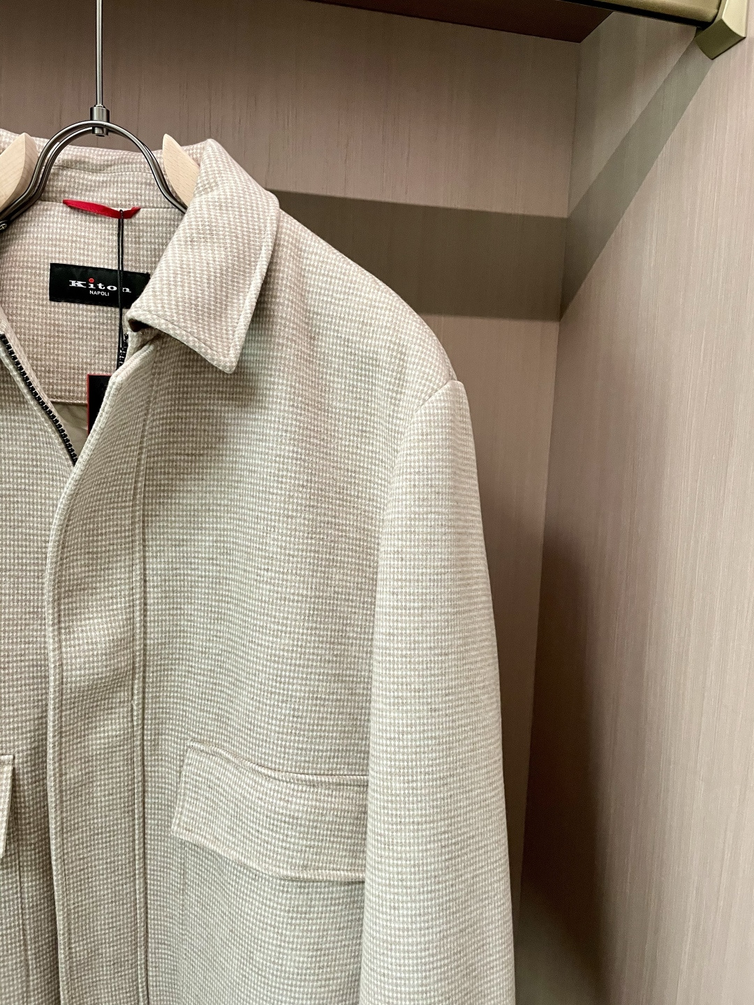 Kiton 2025秋冬新品外套夹克 细腻的格纹面料自带复古肌理，色调柔和高级；翻领设计利落有型，大口袋