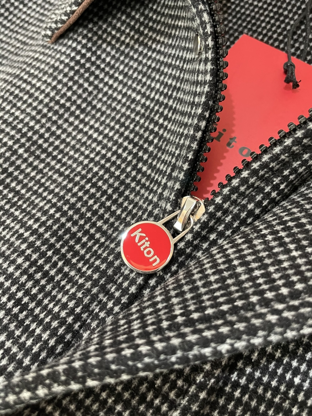 Kiton 2025秋冬新品外套夹克 细腻的格纹面料自带复古肌理，色调柔和高级；翻领设计利落有型，大口袋