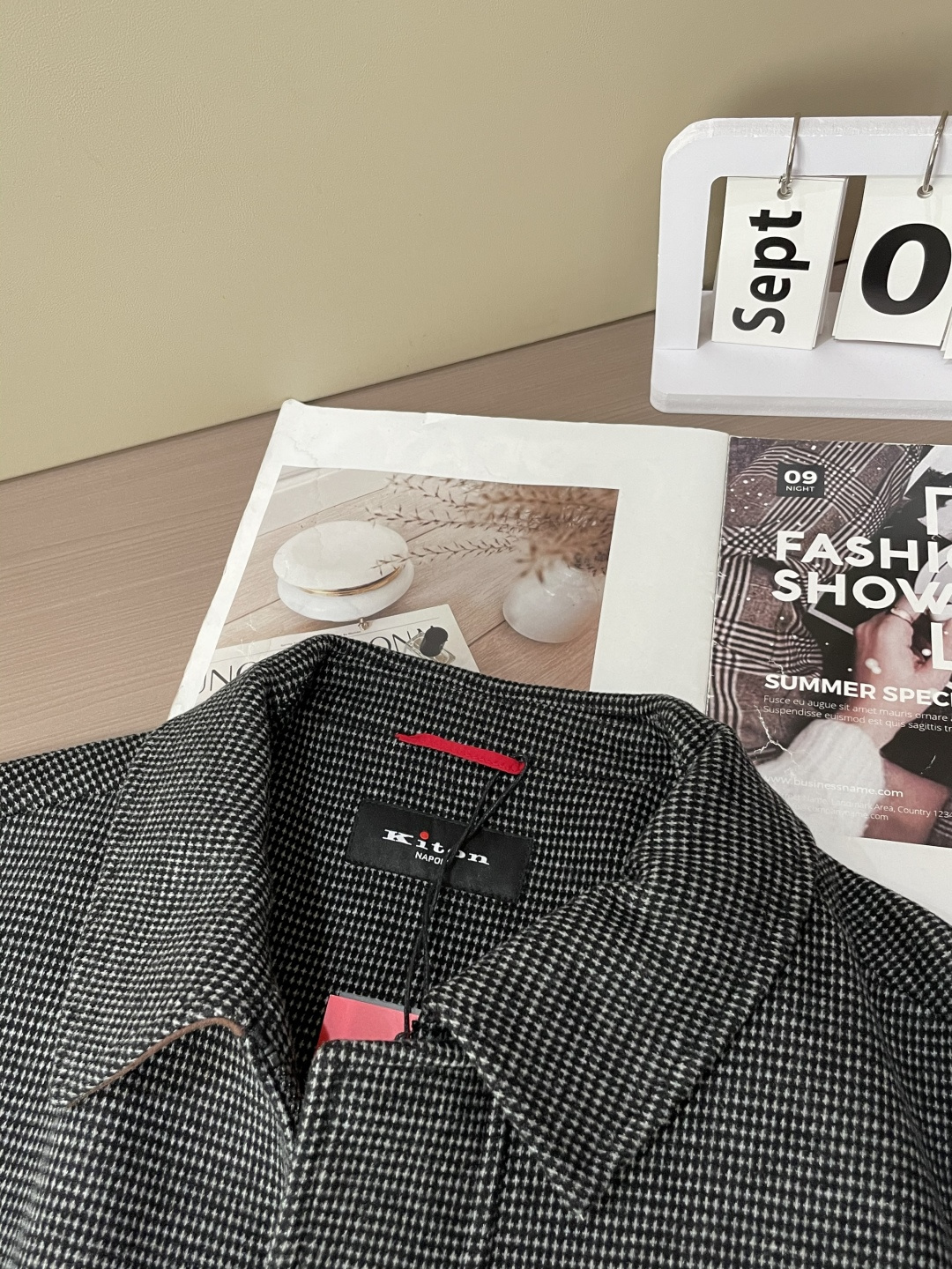 Kiton 2025秋冬新品外套夹克 细腻的格纹面料自带复古肌理，色调柔和高级；翻领设计利落有型，大口袋