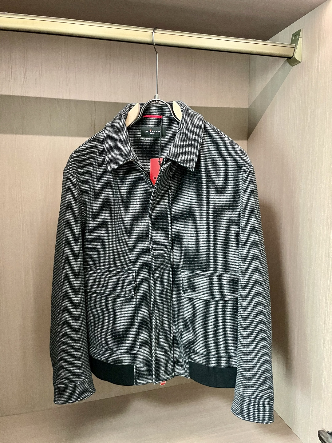 Kiton 2025秋冬新品外套夹克 细腻的格纹面料自带复古肌理，色调柔和高级；翻领设计利落有型，大口袋