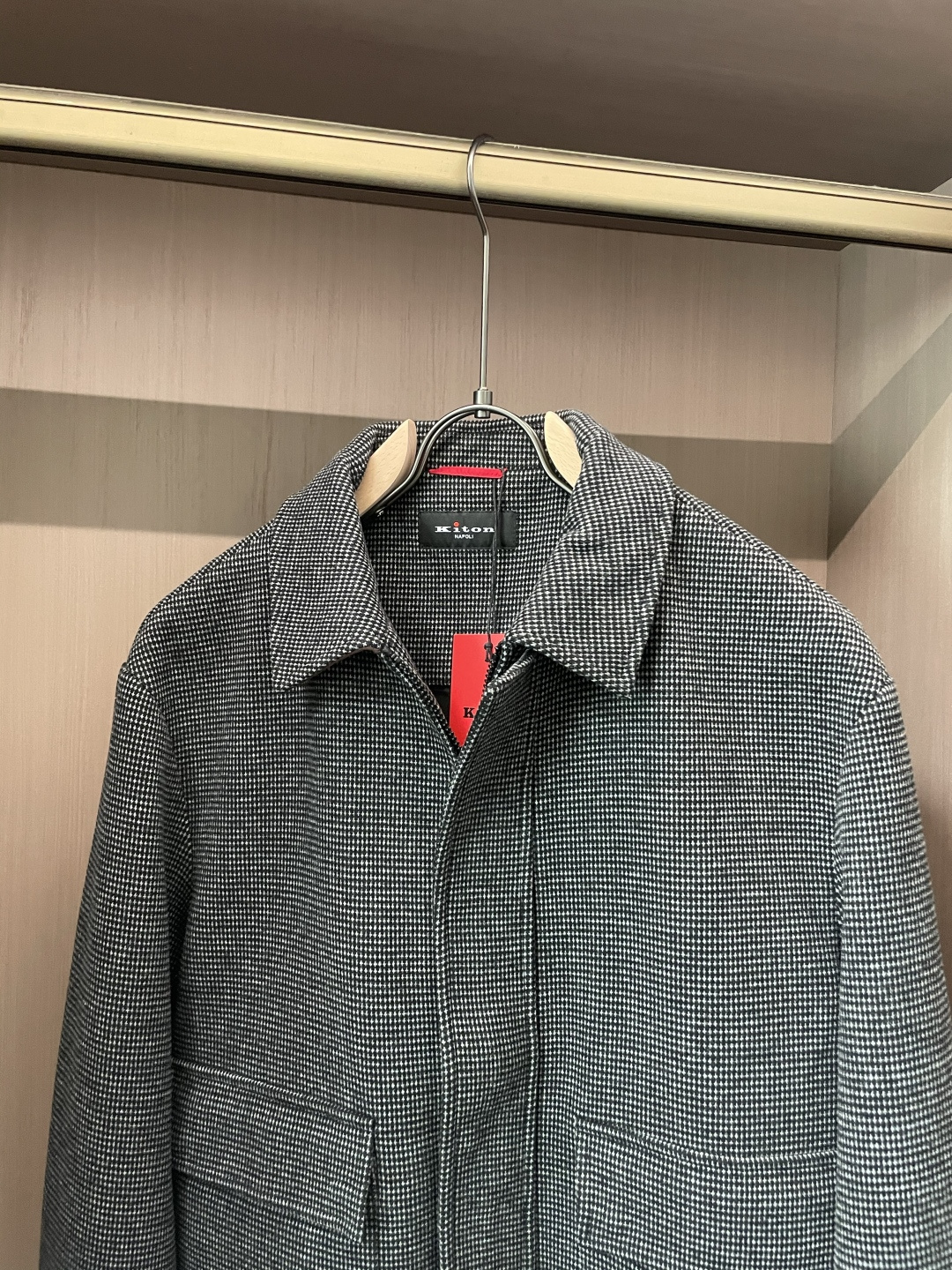 Kiton 2025秋冬新品外套夹克 细腻的格纹面料自带复古肌理，色调柔和高级；翻领设计利落有型，大口袋