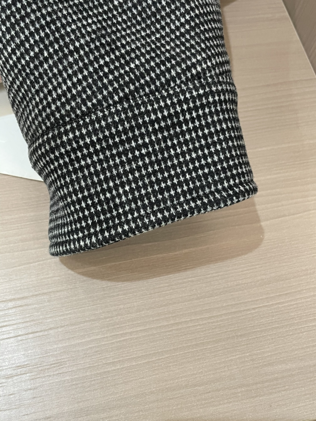 Kiton 2025秋冬新品外套夹克 细腻的格纹面料自带复古肌理，色调柔和高级；翻领设计利落有型，大口袋