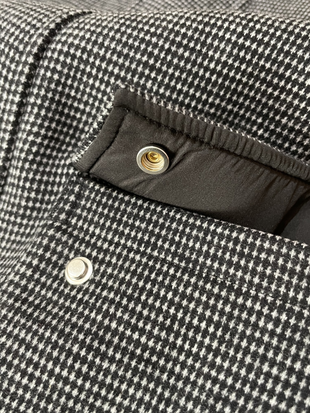 Kiton 2025秋冬新品外套夹克 细腻的格纹面料自带复古肌理，色调柔和高级；翻领设计利落有型，大口袋