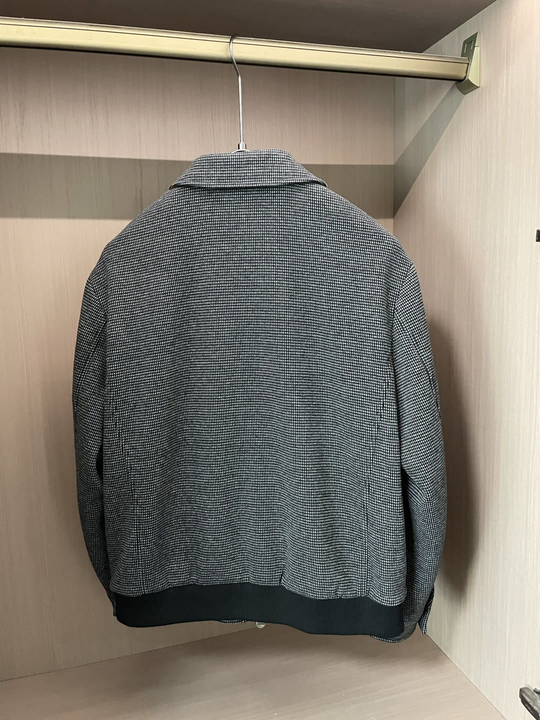 Kiton 2025秋冬新品外套夹克 细腻的格纹面料自带复古肌理，色调柔和高级；翻领设计利落有型，大口袋