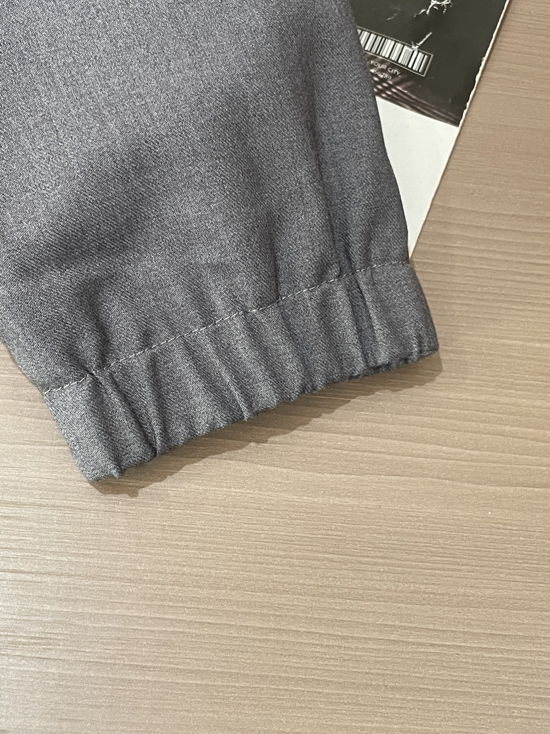 lP🆕 秋冬新品 夹克外套 色调自带高级质感，连帽设计休闲随性，金属拉链与品牌刺绣细节，在简约中暗藏精致
