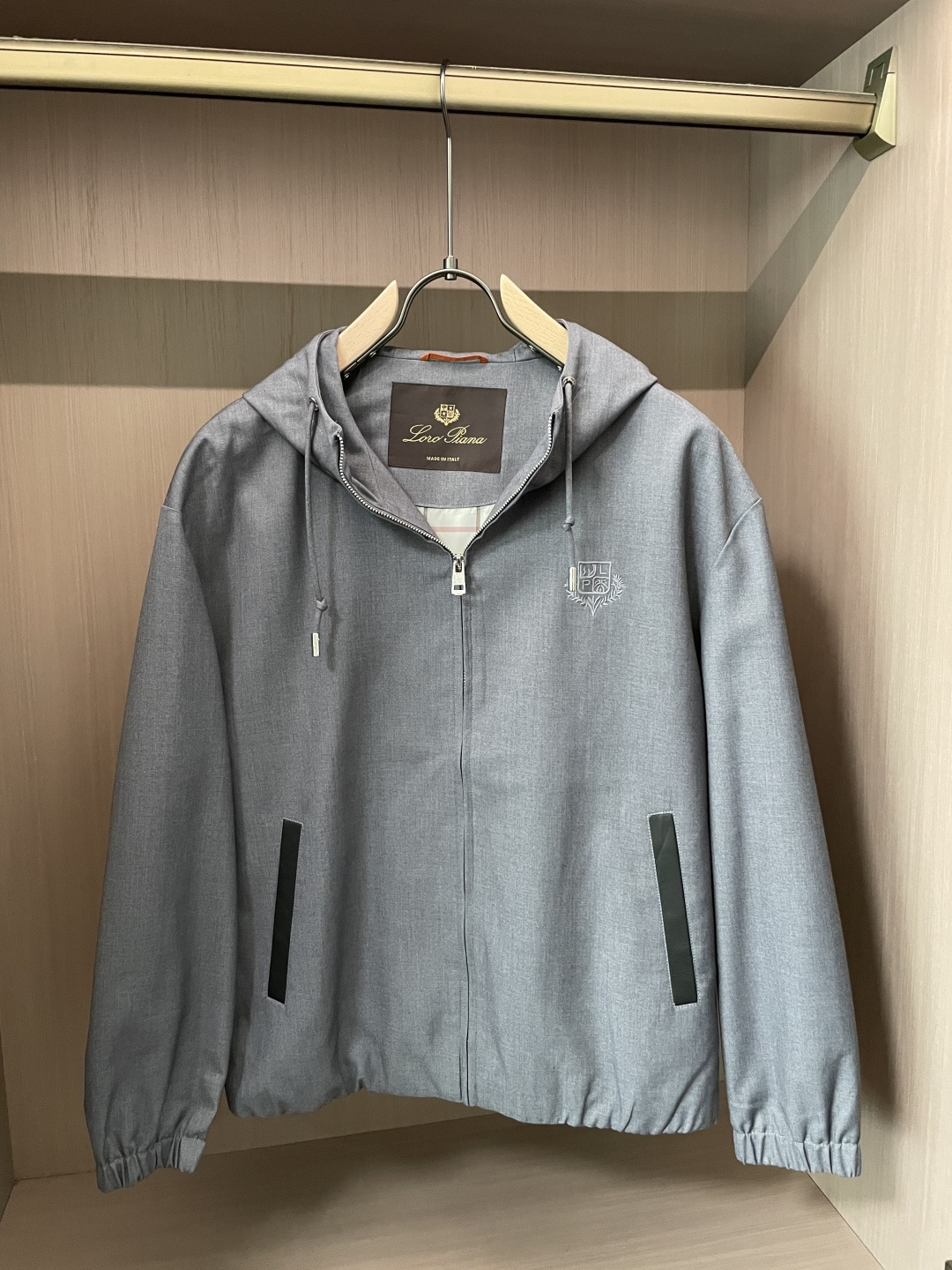 lP🆕 秋冬新品 夹克外套 色调自带高级质感，连帽设计休闲随性，金属拉链与品牌刺绣细节，在简约中暗藏精致