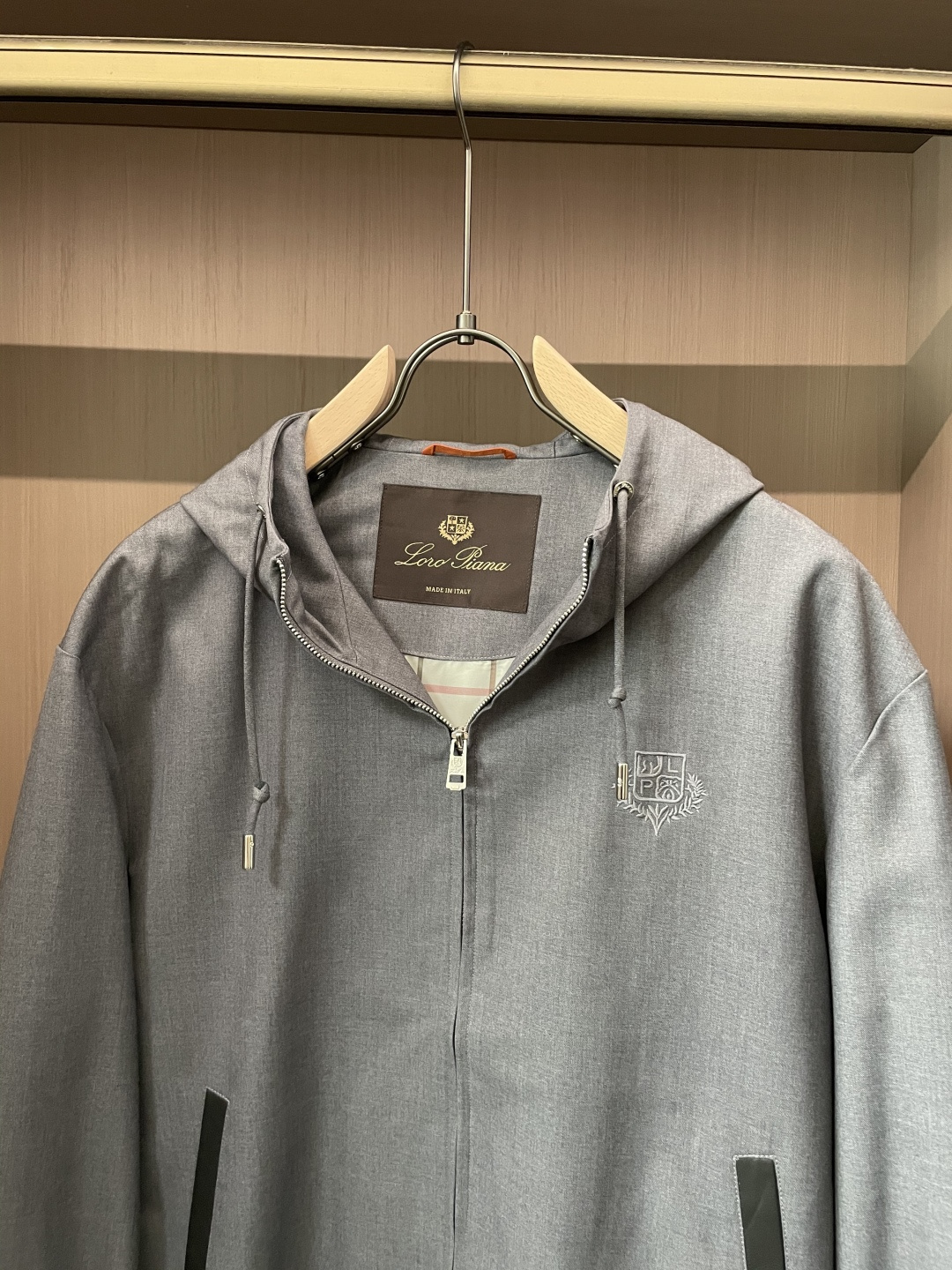 lP🆕 秋冬新品 夹克外套 色调自带高级质感，连帽设计休闲随性，金属拉链与品牌刺绣细节，在简约中暗藏精致