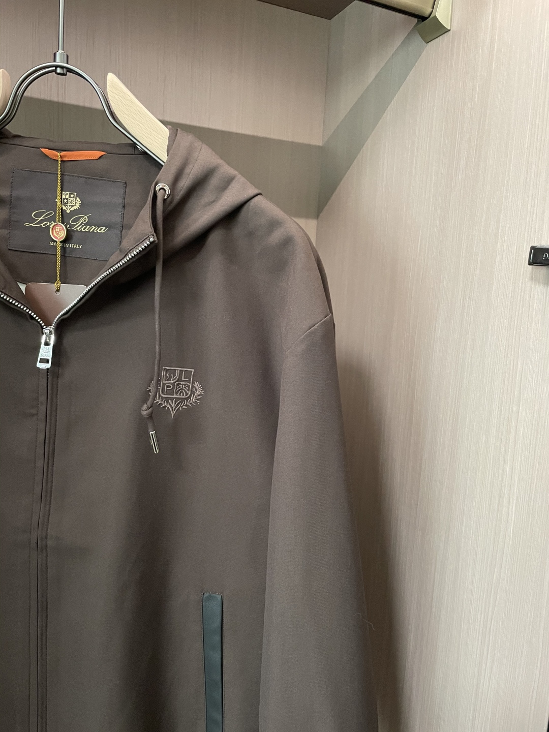 lP🆕 秋冬新品 夹克外套 色调自带高级质感，连帽设计休闲随性，金属拉链与品牌刺绣细节，在简约中暗藏精致