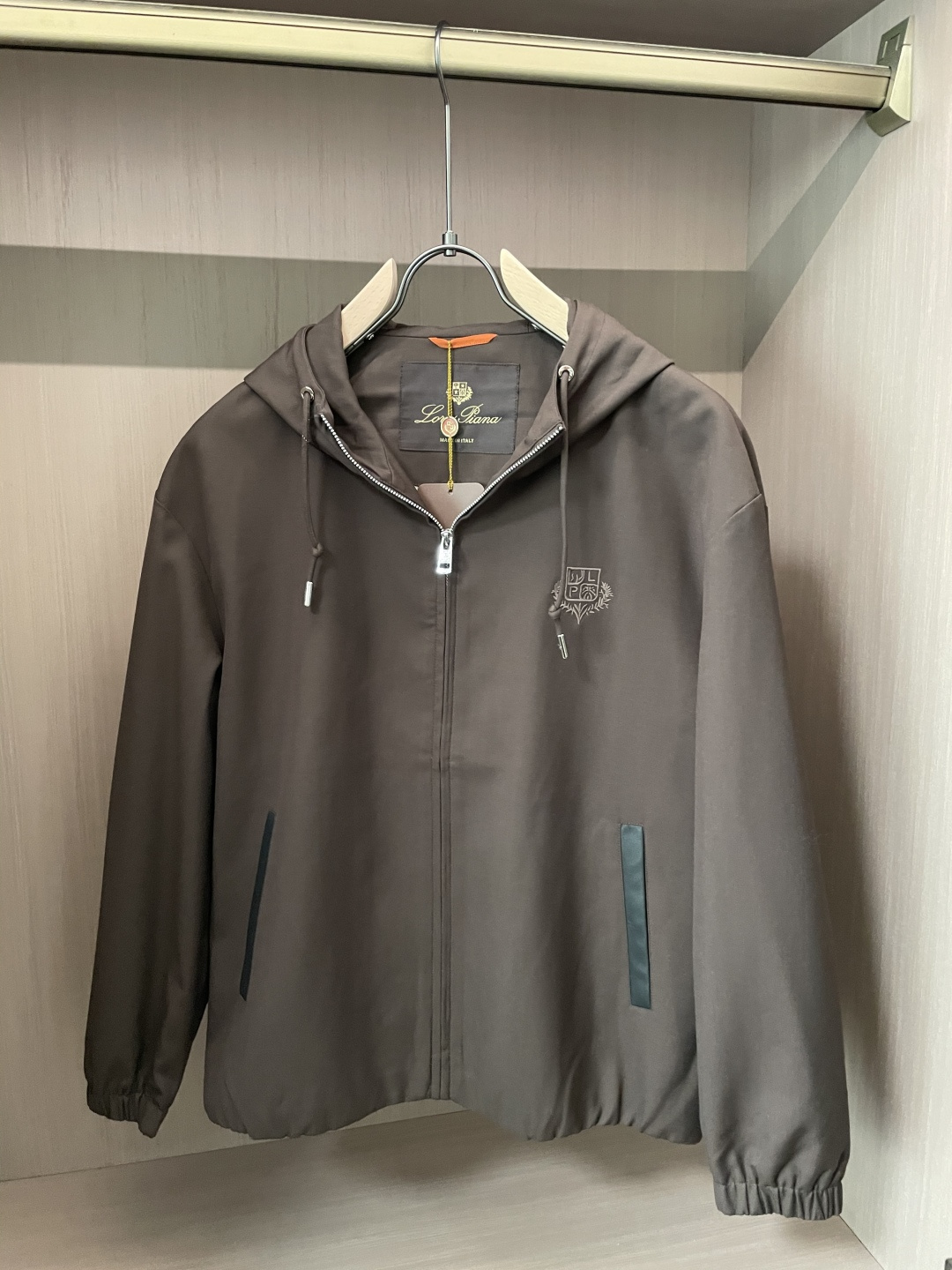 lP🆕 秋冬新品 夹克外套 色调自带高级质感，连帽设计休闲随性，金属拉链与品牌刺绣细节，在简约中暗藏精致
