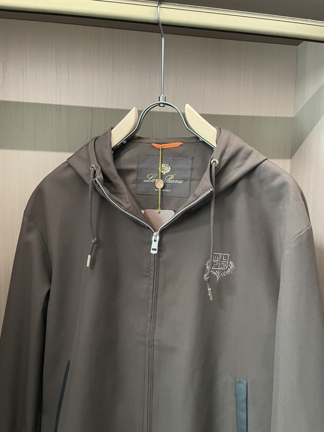 lP🆕 秋冬新品 夹克外套 色调自带高级质感，连帽设计休闲随性，金属拉链与品牌刺绣细节，在简约中暗藏精致