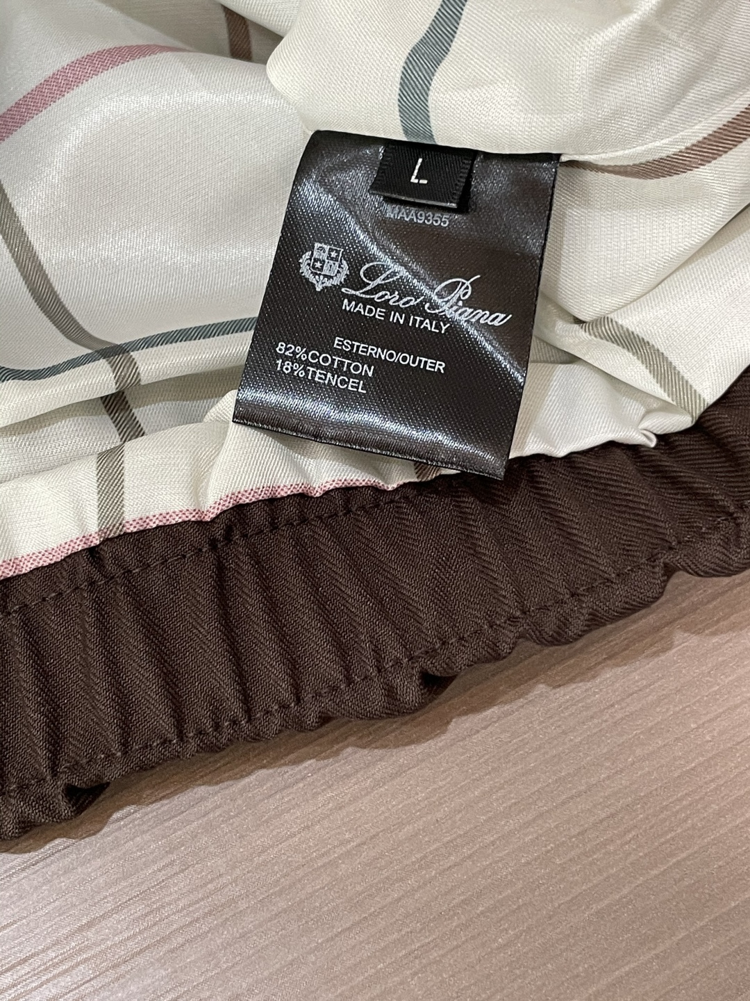lP🆕 秋冬新品 夹克外套 色调自带高级质感，连帽设计休闲随性，金属拉链与品牌刺绣细节，在简约中暗藏精致