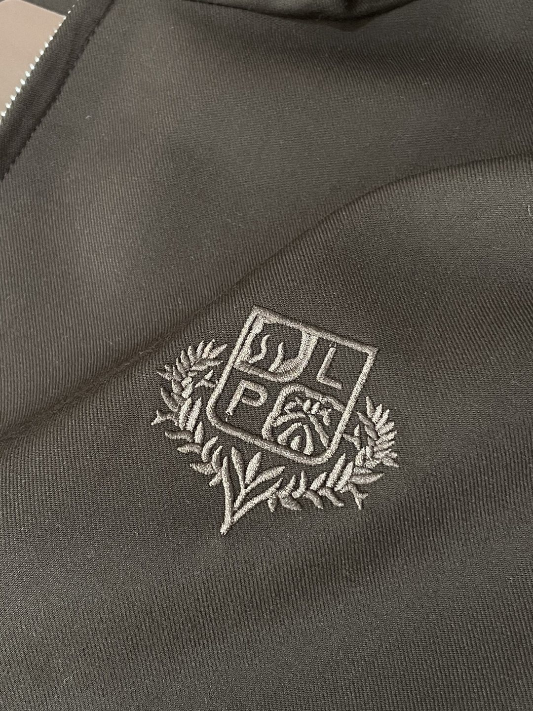 lP🆕 秋冬新品 夹克外套 色调自带高级质感，连帽设计休闲随性，金属拉链与品牌刺绣细节，在简约中暗藏精致