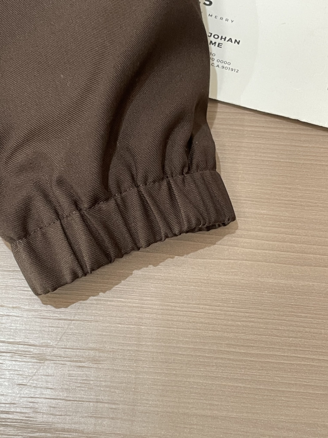lP🆕 秋冬新品 夹克外套 色调自带高级质感，连帽设计休闲随性，金属拉链与品牌刺绣细节，在简约中暗藏精致