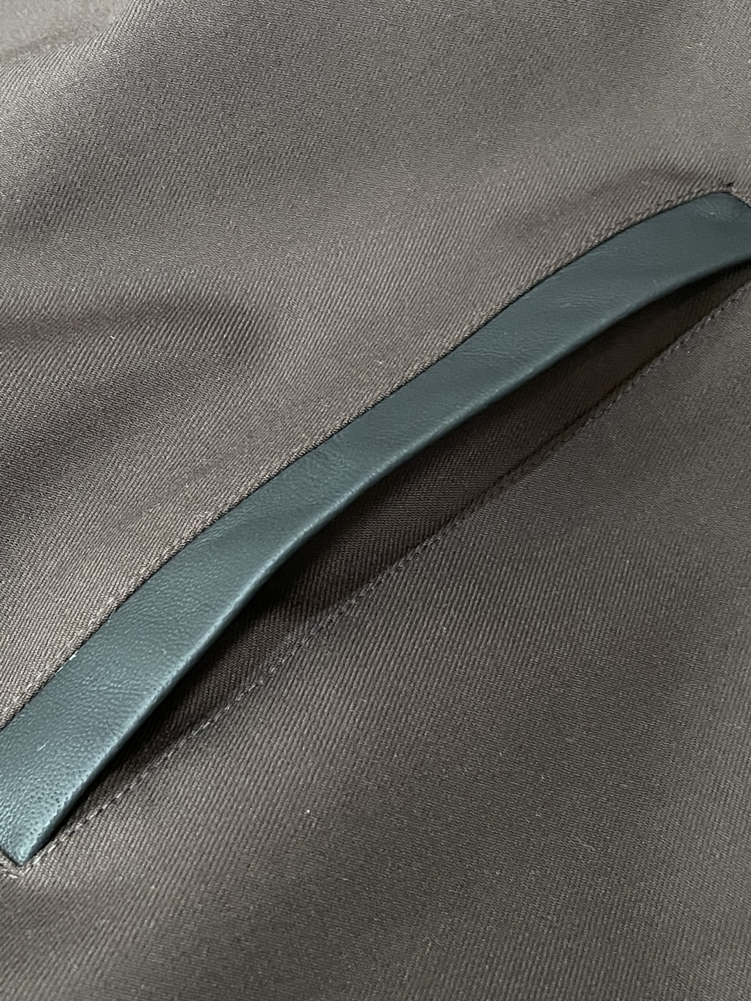 lP🆕 秋冬新品 夹克外套 色调自带高级质感，连帽设计休闲随性，金属拉链与品牌刺绣细节，在简约中暗藏精致
