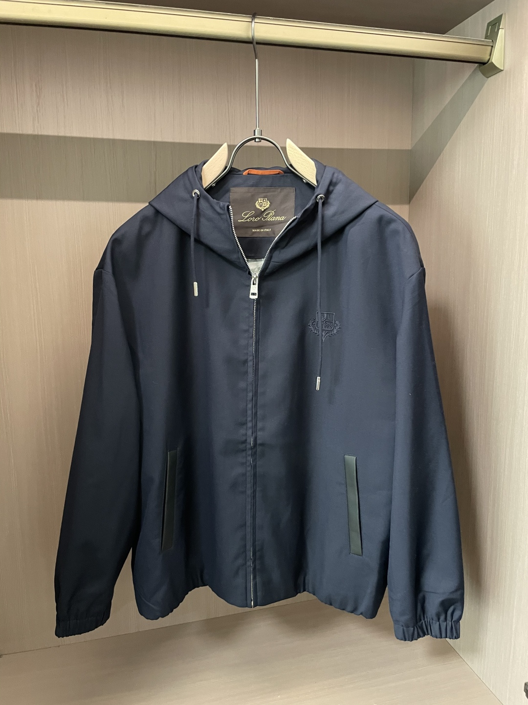 lP🆕 秋冬新品 夹克外套 色调自带高级质感，连帽设计休闲随性，金属拉链与品牌刺绣细节，在简约中暗藏精致