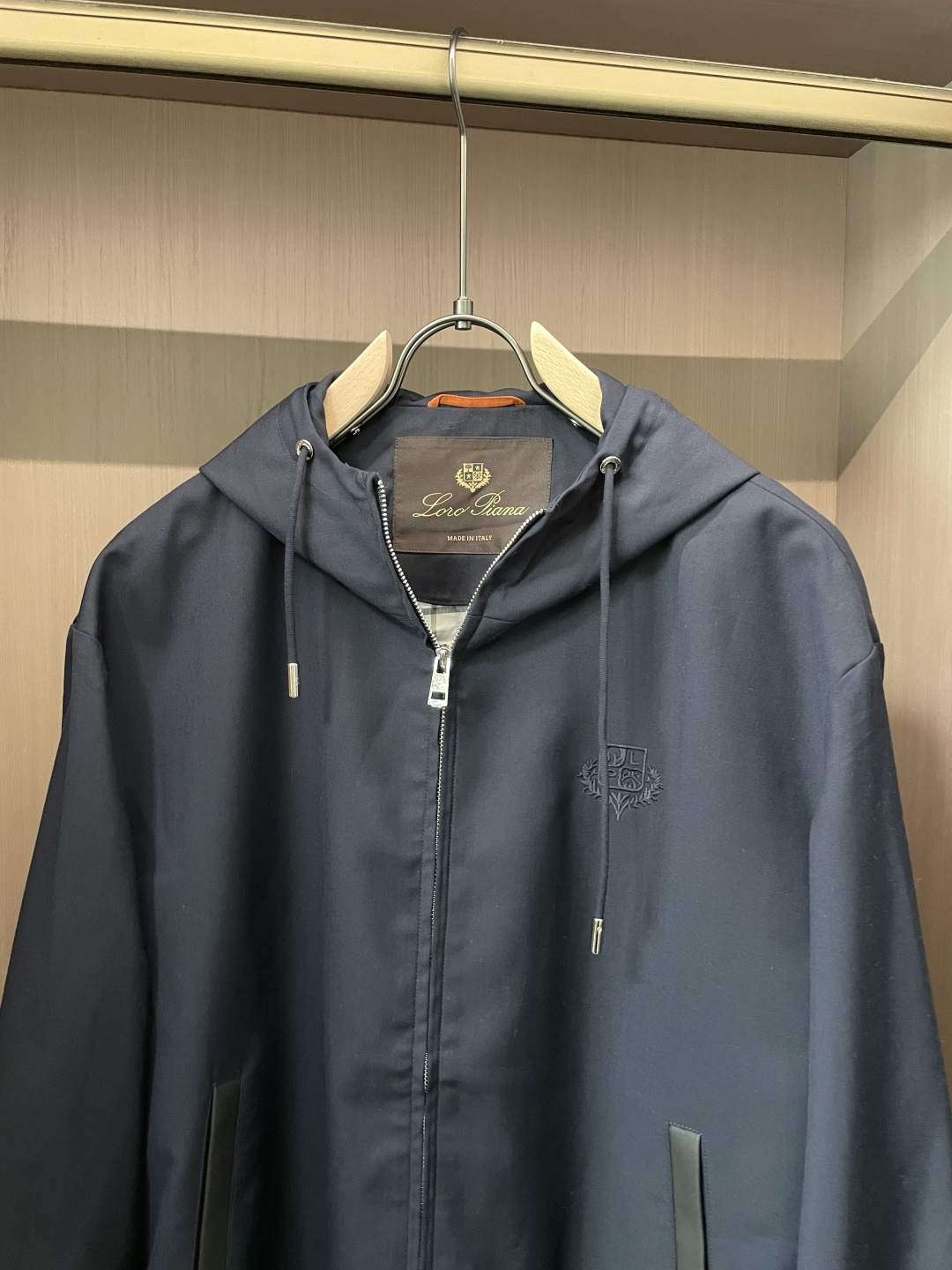 lP🆕 秋冬新品 夹克外套 色调自带高级质感，连帽设计休闲随性，金属拉链与品牌刺绣细节，在简约中暗藏精致