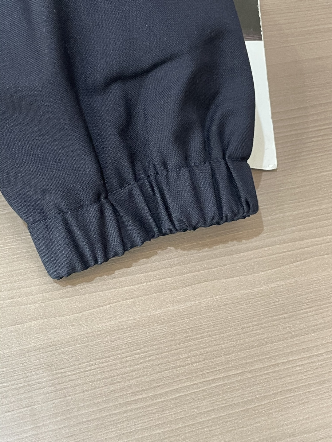 lP🆕 秋冬新品 夹克外套 色调自带高级质感，连帽设计休闲随性，金属拉链与品牌刺绣细节，在简约中暗藏精致