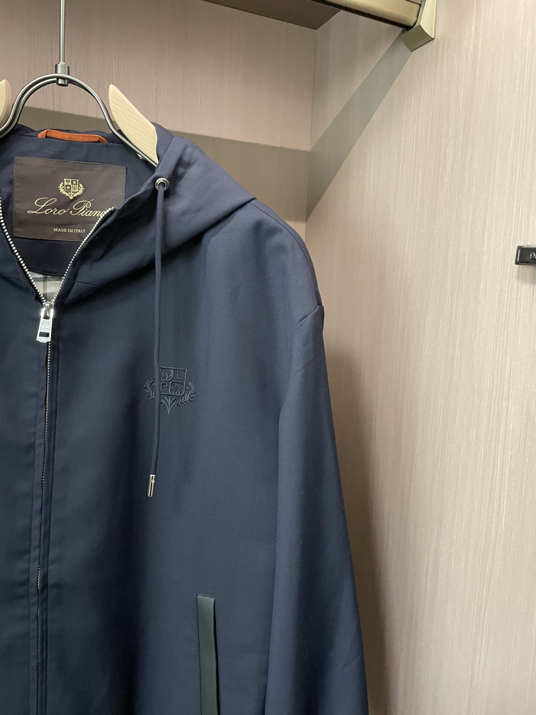 lP🆕 秋冬新品 夹克外套 色调自带高级质感，连帽设计休闲随性，金属拉链与品牌刺绣细节，在简约中暗藏精致