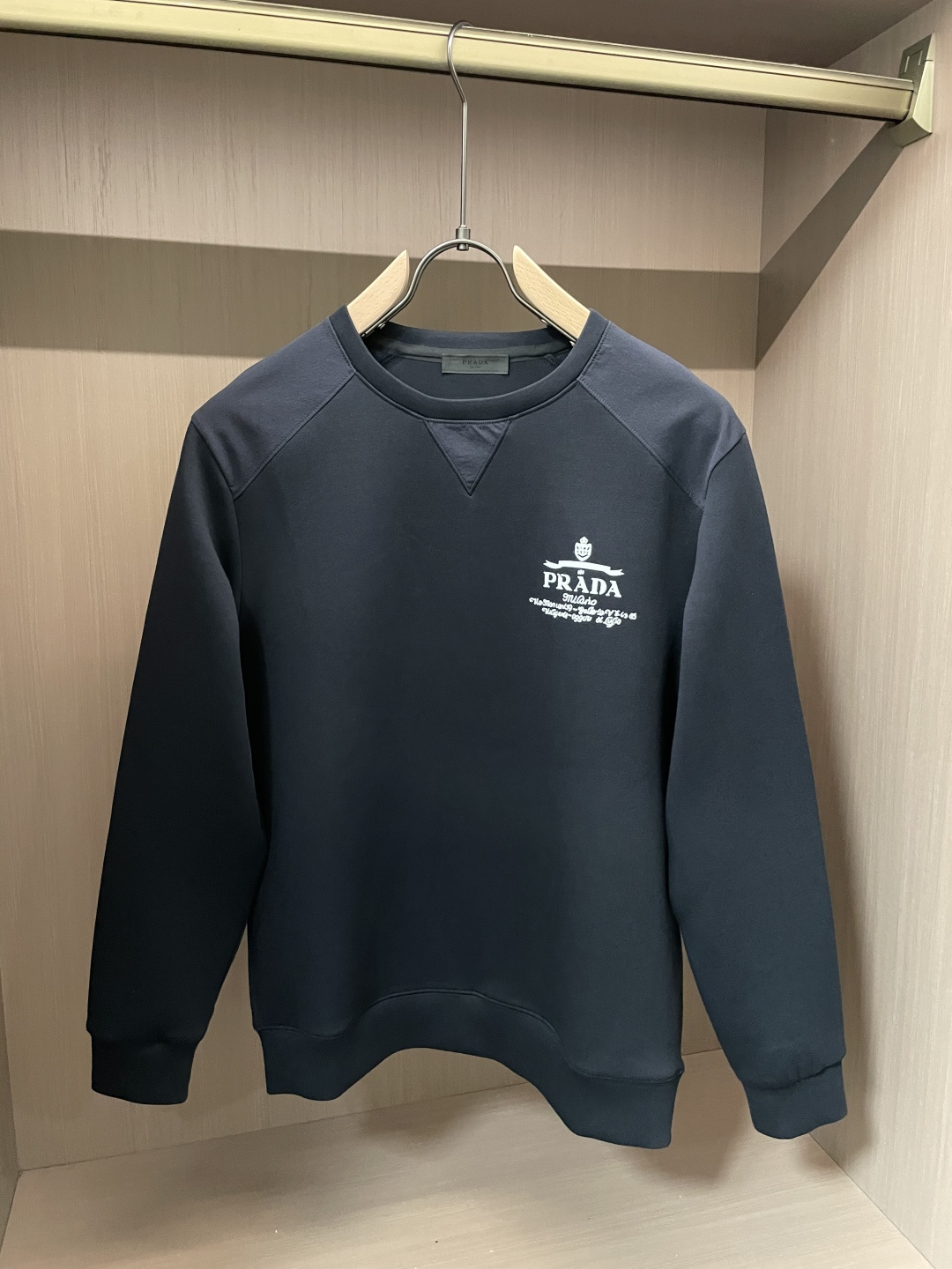 Prad /2025秋冬新品 定制顶级卫衣棉，面料特别有质感，冬季必备单品，保暖性好。男女通穿，细节到位