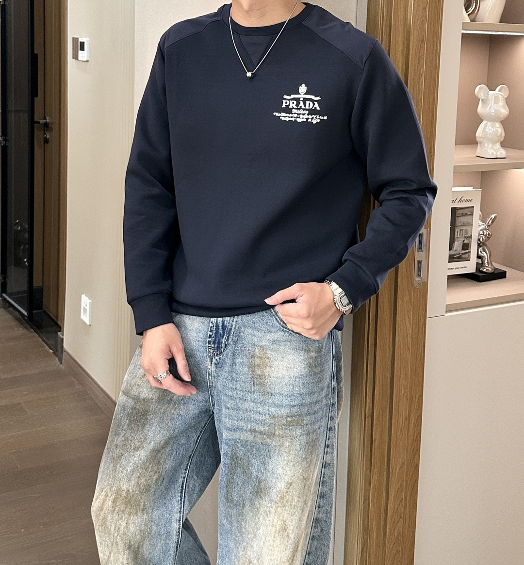 NO:566880,Prad / New products for autumn and winter. Customized top-quality sweatshirt cotton. The fabric is particularly textured. It is a must-have item in winter and has good warmth retention. It can be worn by both men and women. The details are in place. The shape is awesome and the upper body effect is very good!  Versatile item!  Size M~3XL,,prada,hoodie,sweatshirts,alexander wang19860909Prad /秋冬新品 定制顶级卫衣棉,面料特别有质感,冬季必备单品,保暖性好.男女通穿,细节到位,版型超赞,上身效果非常好！百搭单品！尺码M~3XL,,prada,hoodie,sweatshirts,alexander wang,Men's clothing