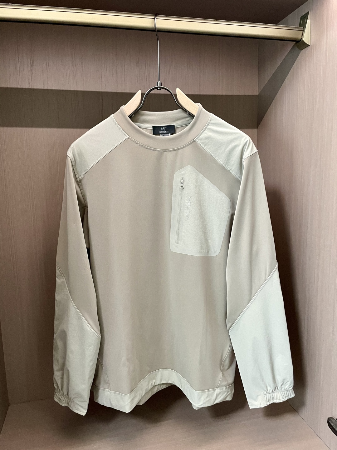 始祖鸟 2025秋冬专柜同步新品 酷感十足，拼接设计暗藏机能科技，胸前的拉链口袋兼具实用性与潮流标识，品