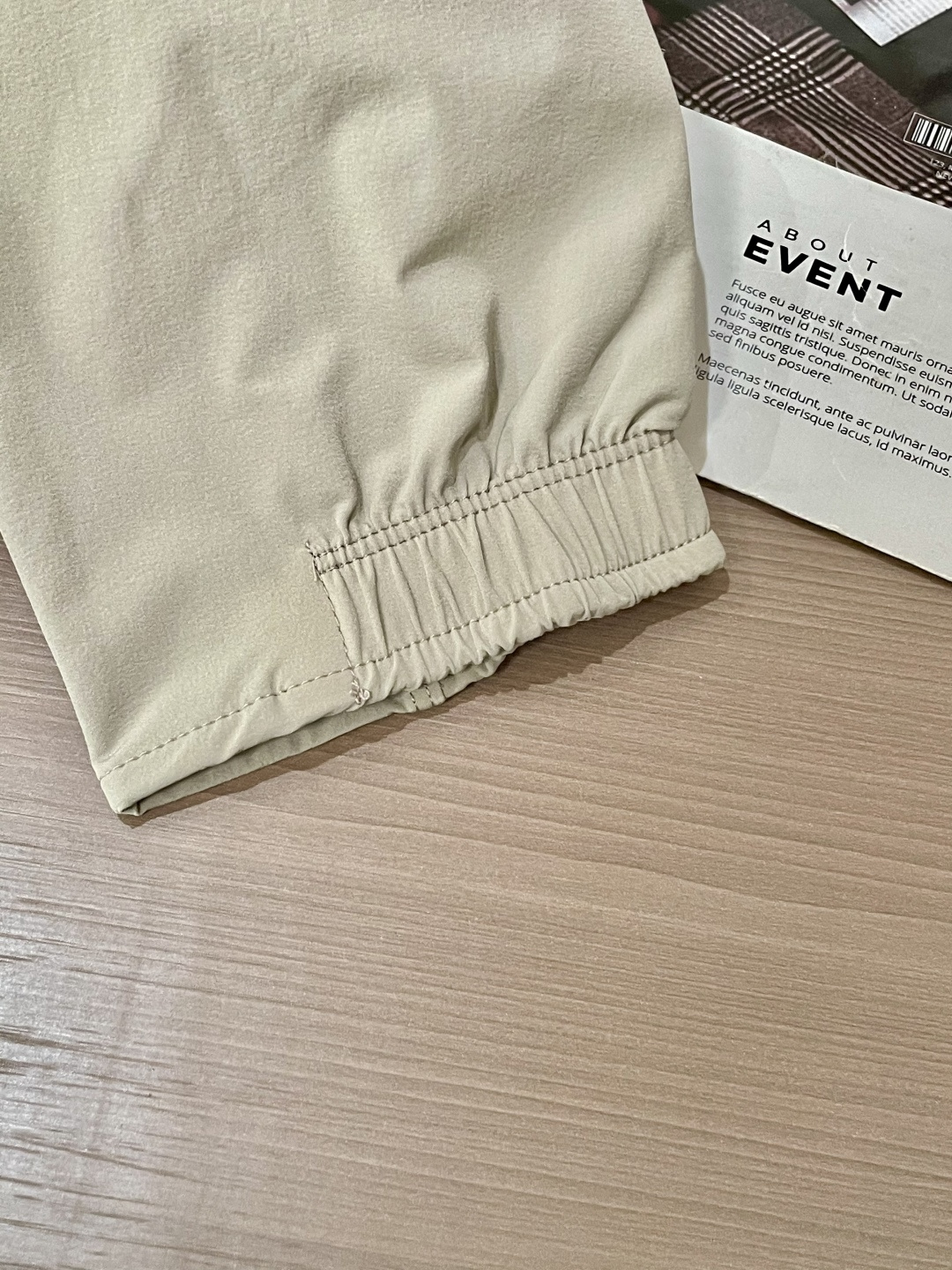 始祖鸟 2025秋冬专柜同步新品 酷感十足，拼接设计暗藏机能科技，胸前的拉链口袋兼具实用性与潮流标识，品