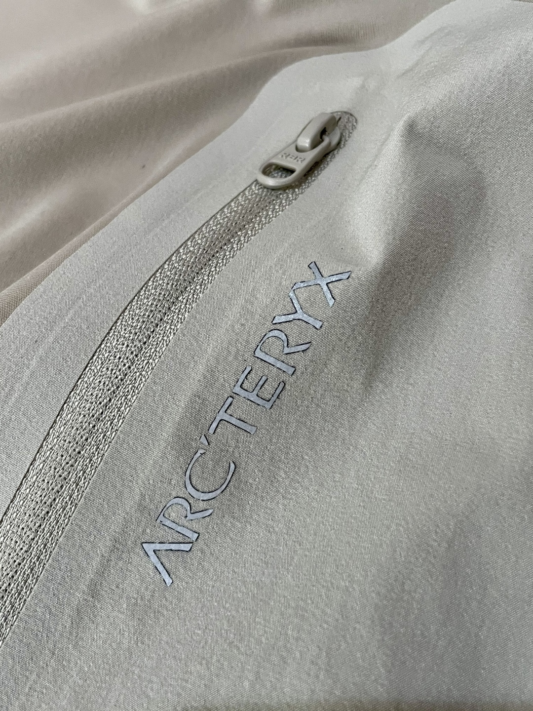 始祖鸟 2025秋冬专柜同步新品 酷感十足，拼接设计暗藏机能科技，胸前的拉链口袋兼具实用性与潮流标识，品