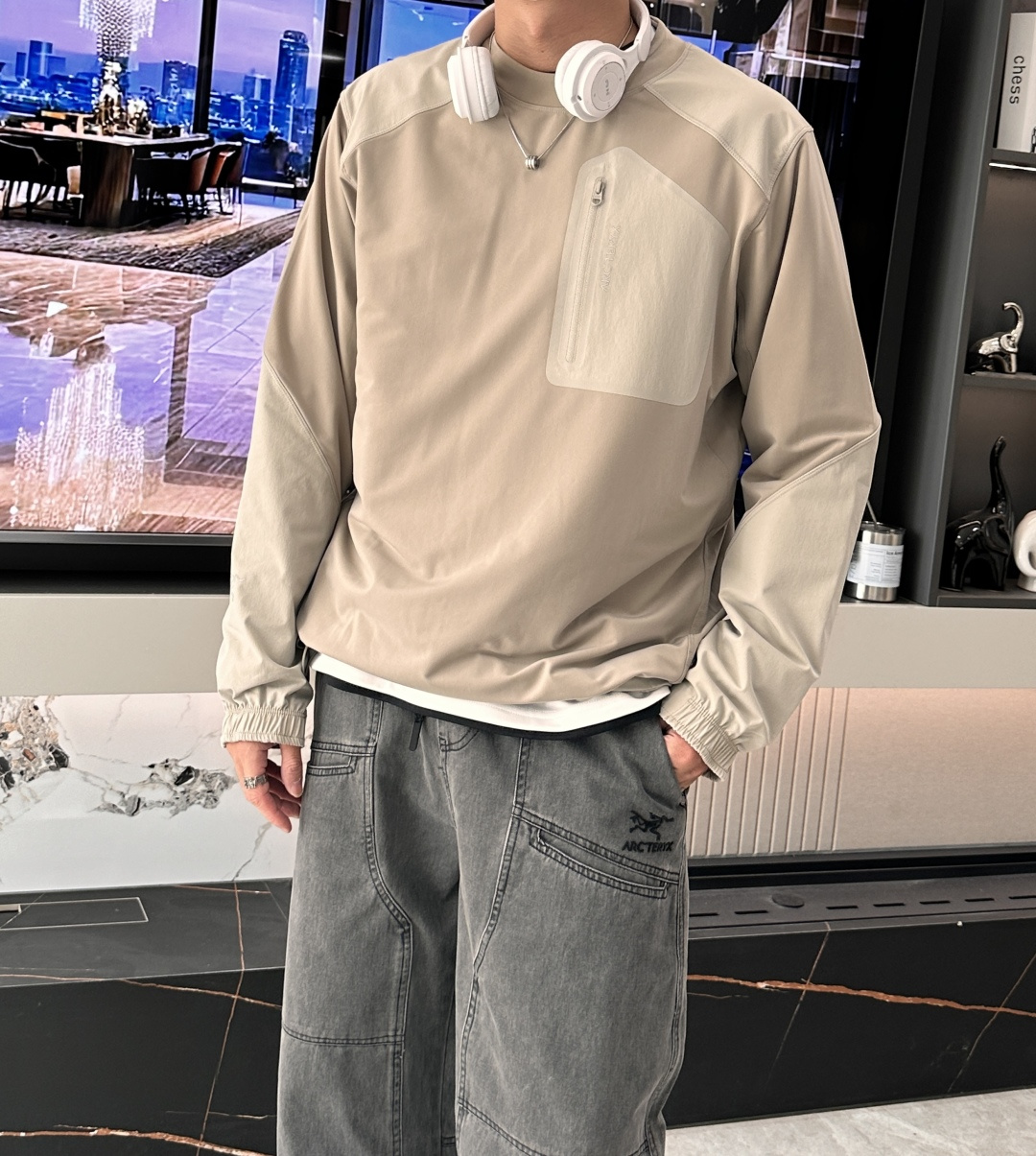 始祖鸟 2025秋冬专柜同步新品 酷感十足，拼接设计暗藏机能科技，胸前的拉链口袋兼具实用性与潮流标识，品