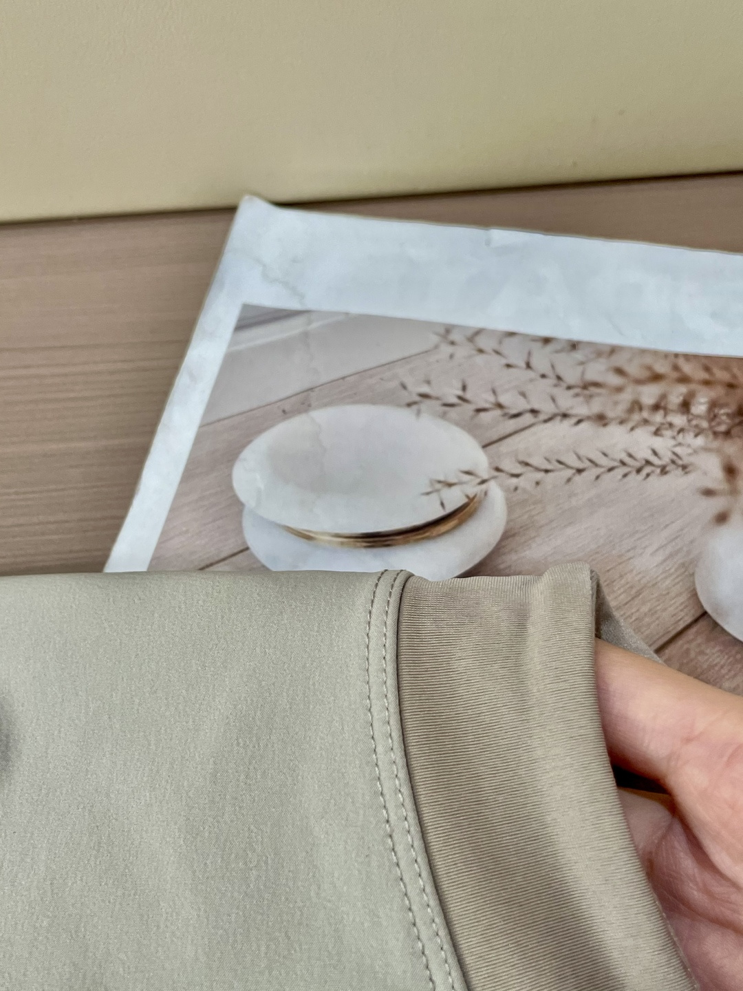 始祖鸟 2025秋冬专柜同步新品 酷感十足，拼接设计暗藏机能科技，胸前的拉链口袋兼具实用性与潮流标识，品