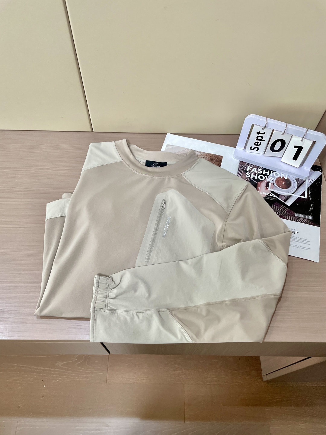 始祖鸟 2025秋冬专柜同步新品 酷感十足，拼接设计暗藏机能科技，胸前的拉链口袋兼具实用性与潮流标识，品