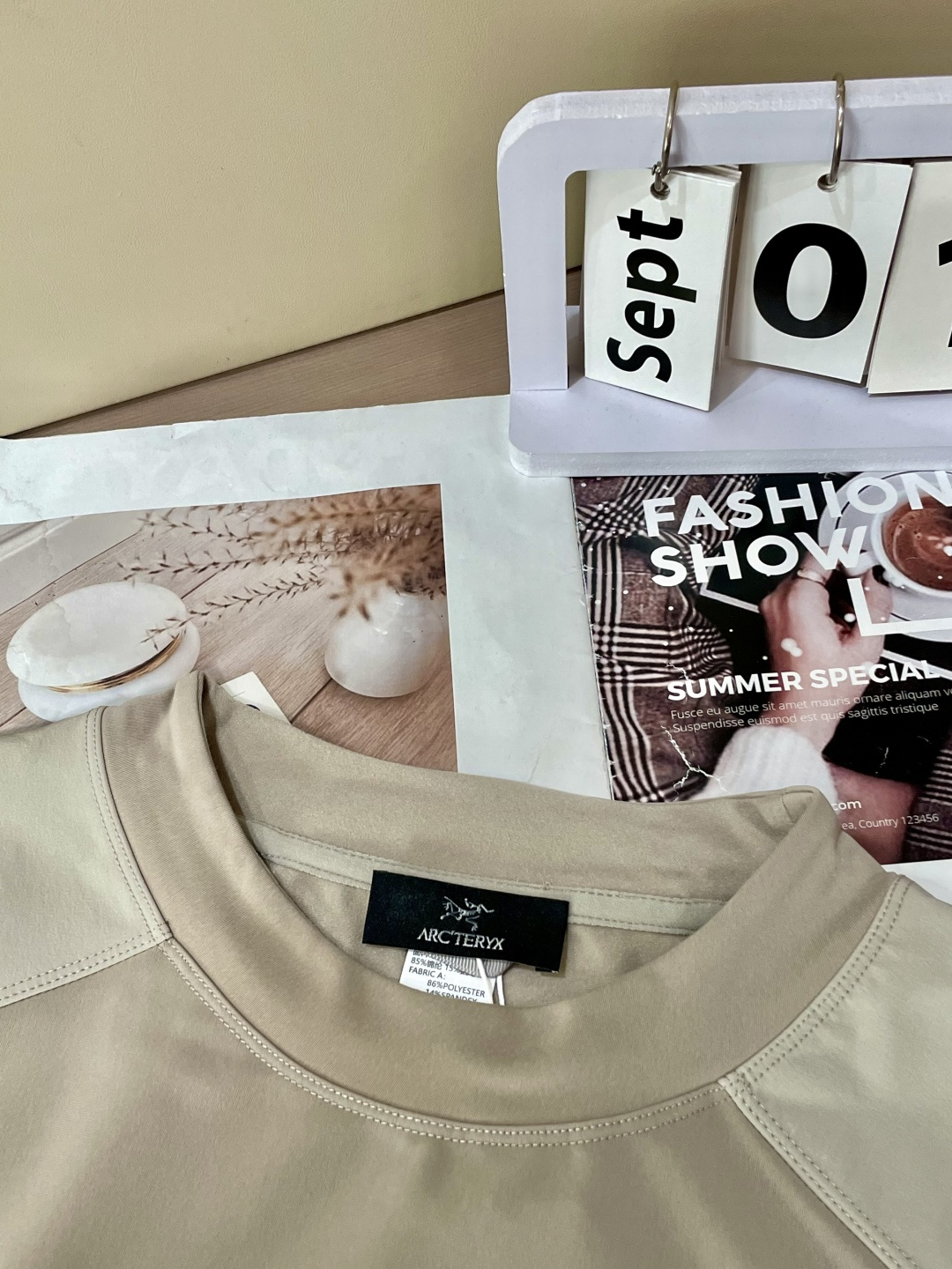 始祖鸟 2025秋冬专柜同步新品 酷感十足，拼接设计暗藏机能科技，胸前的拉链口袋兼具实用性与潮流标识，品