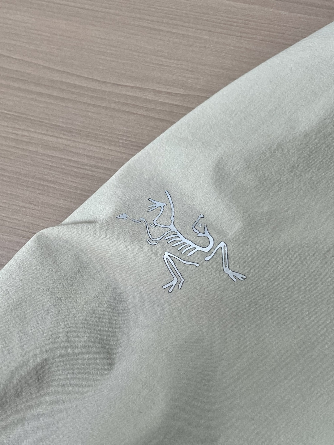 始祖鸟 2025秋冬专柜同步新品 酷感十足，拼接设计暗藏机能科技，胸前的拉链口袋兼具实用性与潮流标识，品